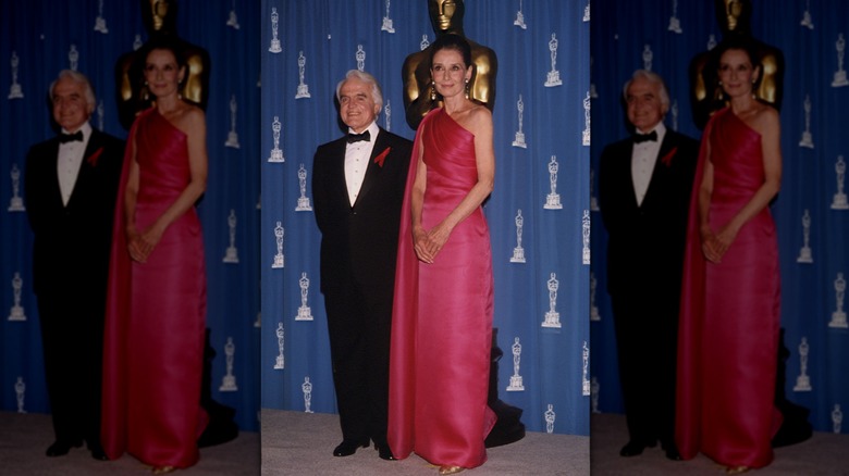Audrey Hepburn på Oscarsgalan iklädd en magentafärgad enaxelklänning.