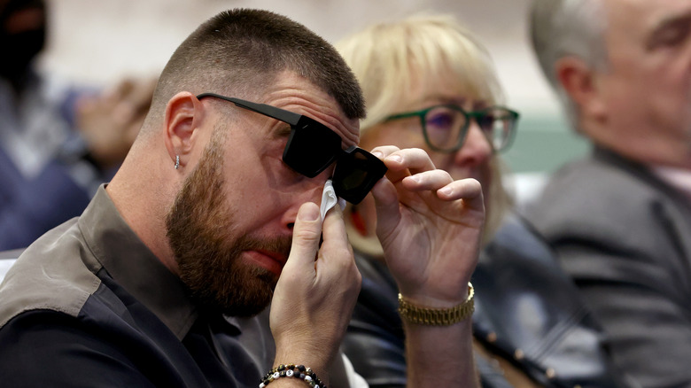 Travis Kelce torkar bort sina tårar under sin bror Jasons pensionering från NFL på NovaCare Complex