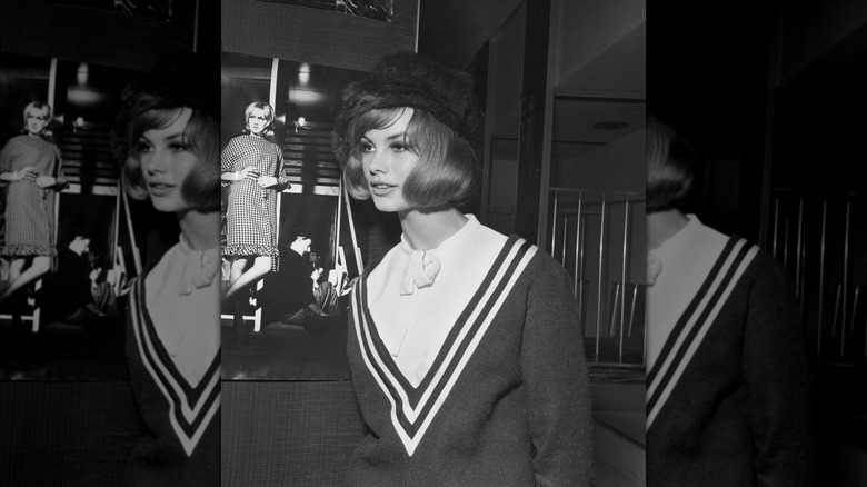 Jean Shrimpton klädd i en randig tröja i sjömansstil och en kort bob