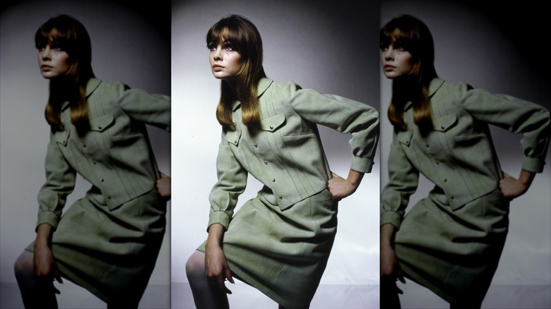 Jean Shrimpton poserar klädd i en salviagrön kjolkostym
