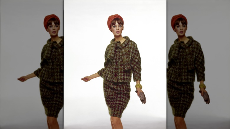 Jean Shrimpton iklädd en tweed kjol kostym och en orange hatt