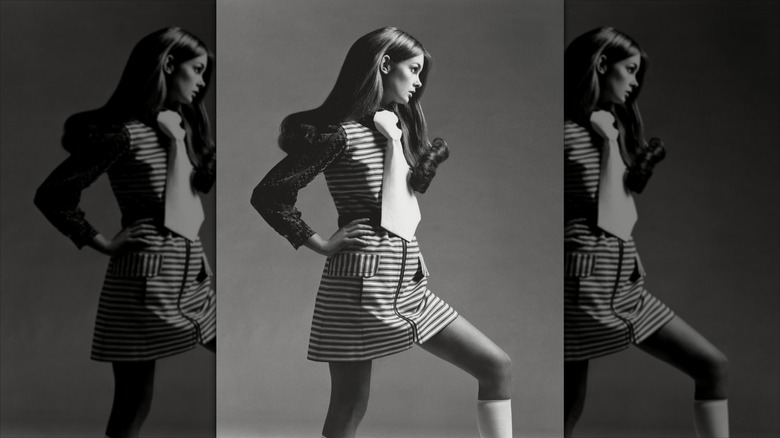 Jean Shrimpton poserar i en överdimensionerad slips och en randig miniklänning
