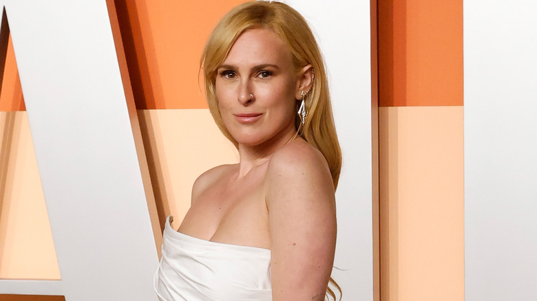 Rumer Willis och Bruce Willis poserar