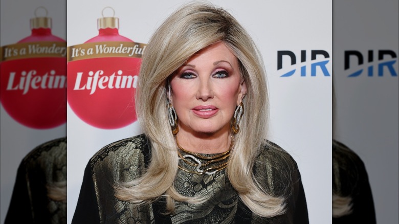 Morgan Fairchild på ett event 2023 med en mjuk utblåsning och sidsvept lugg.