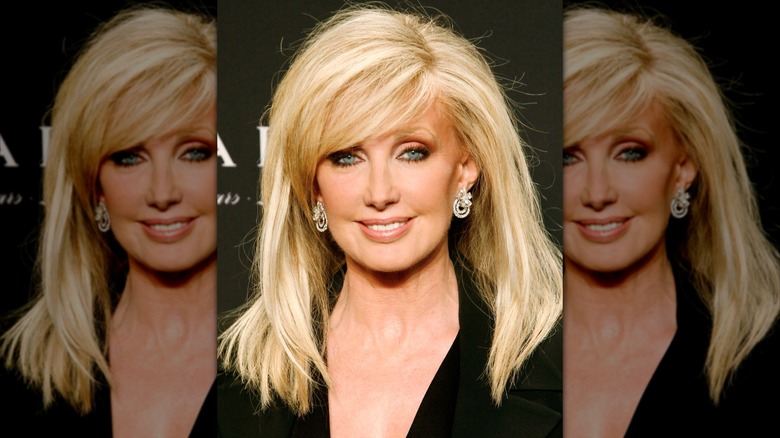 Morgan Fairchild vid ett event 2009 med slätt hår klädd i svart.