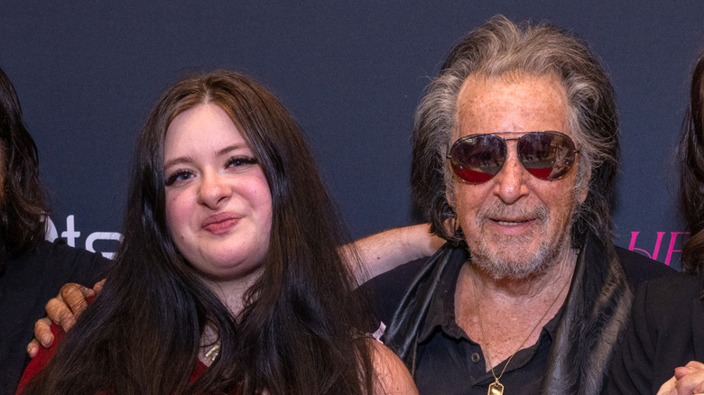 Olivia och Al Pacino poserar på en röd matta 2026