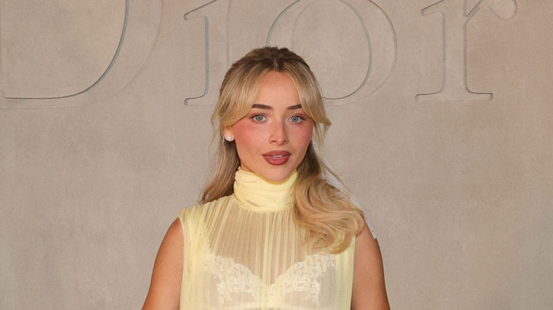 Sabrina Carpenter klädd i en skir gul klänning