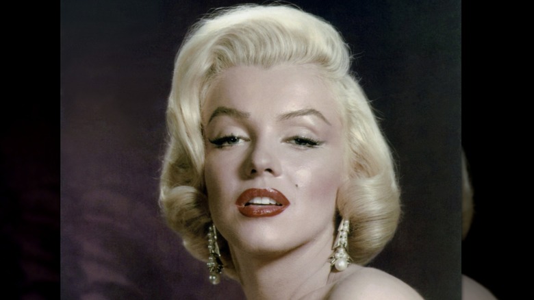 Marilyn Monroe bär pärlörhängen