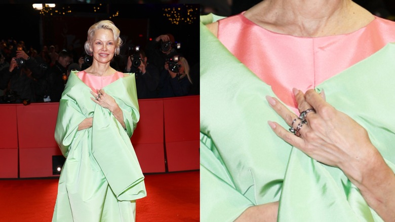 (L) Pamela Anderson bär en grön sjal, rosa klänning och neutral manikyr till Berlinale International Film Festival 2026 (R) nära naglarna.
