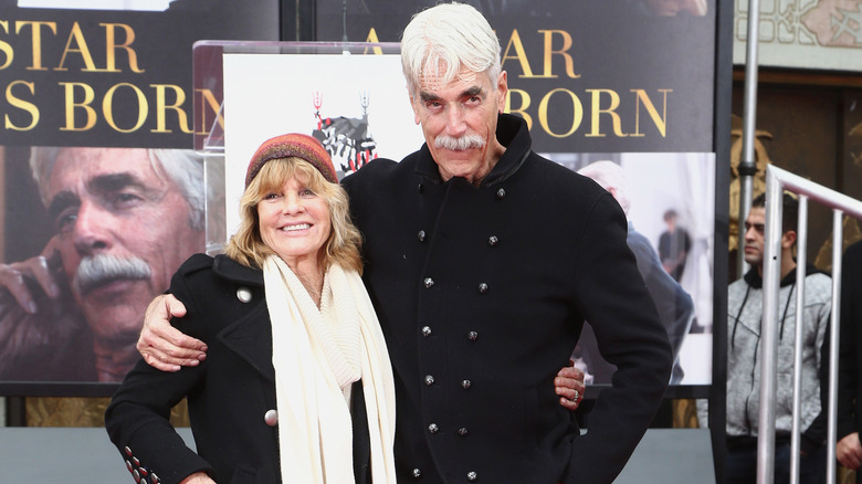 Sam Elliott med handen på Katharine Ross axel vid Sam Elliott Hand And Footprint Ceremony
