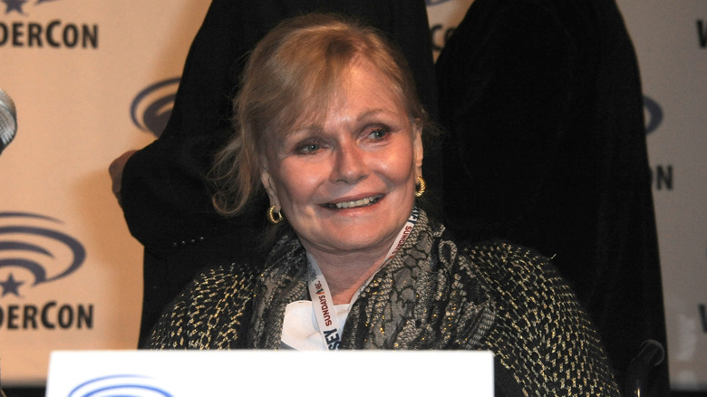 Valerie Perrine ler