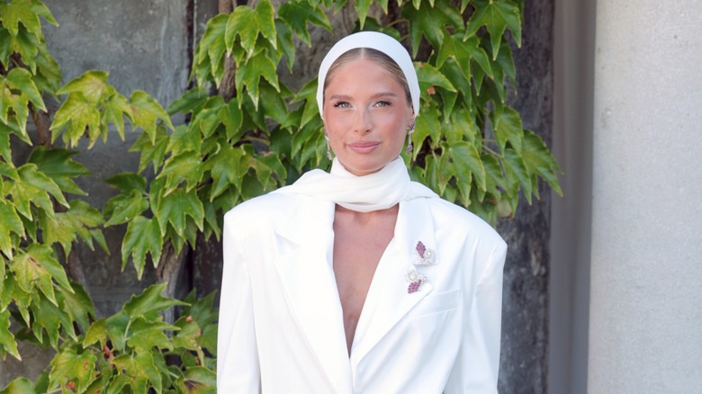Beatrice Parozzi bär en rosa brosch under Venedigs internationella filmfestival 2026.