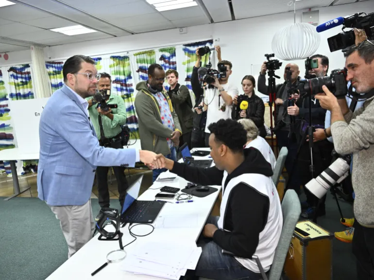 epa13233732 Sverigedemokraternas partiledare Jimmie Åkesson (L) röstar i Rinkeby, en förort till Stockholm, Sverige, 12 september 2026, dagen före riksdagsvalet. Sveriges allmänna val äger rum den 13 september 2026, där väljarna väljer riksdagsledamöter samt representanter i regionala och kommunala val. EPA/CLAUDIO BRESCIANI SVERIGE UT
