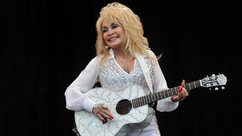 Dolly Parton spelar gitarr
