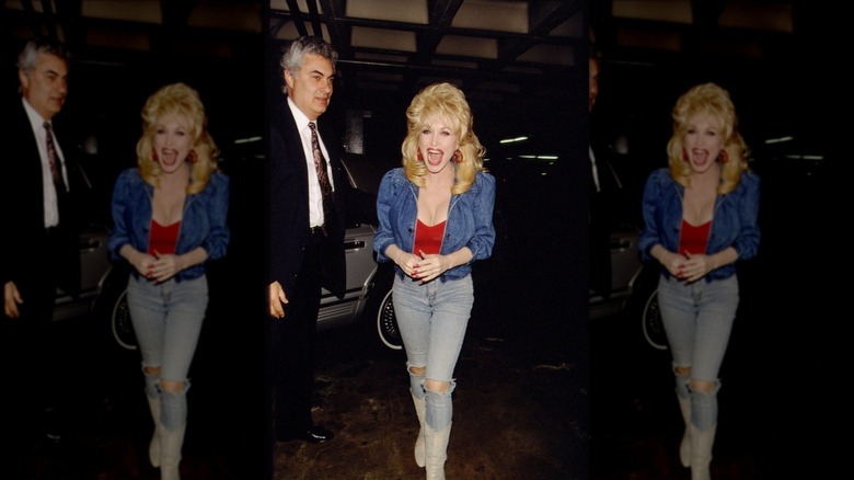 Dolly Parton ler i en denim-på-denim outfit