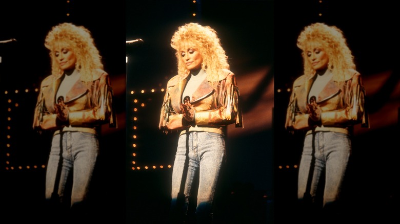 Dolly Parton i skinnjacka och skinny jeans