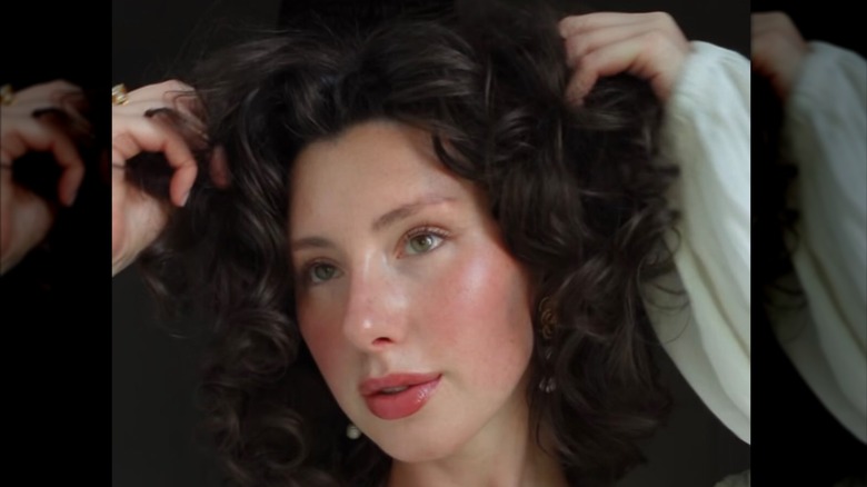 En person med romantisk cottagecore makeup och lockigt hår