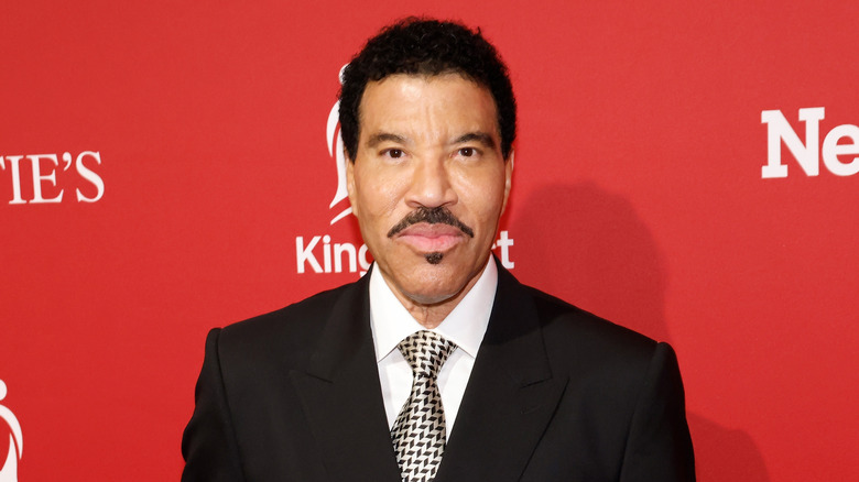 Lionel Richie poserar i kostym