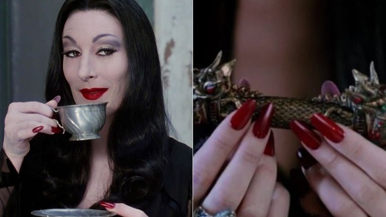 (L) Anjelica Huston som Morticia i "Familjen Addams" dricker te (R) Närbild på Morticias röda naglar