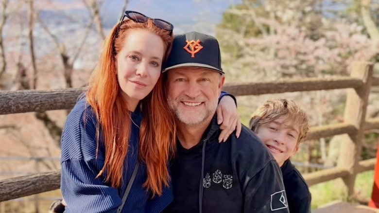 Amy Davidson poserar med sin man och son i naturen