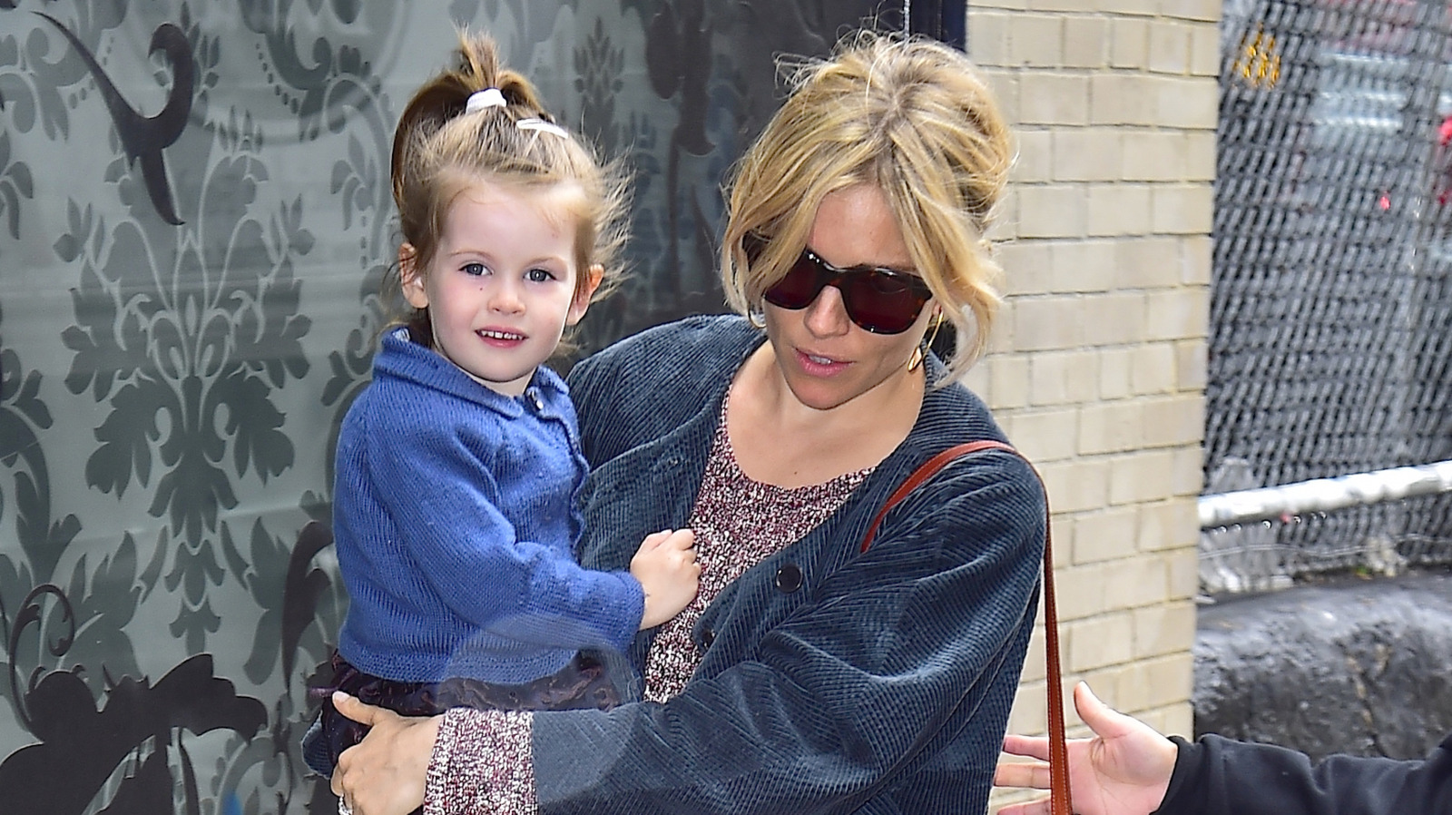 Sienna Millers dotter Marlowe växer upp snabbt och kan bli hennes tvilling