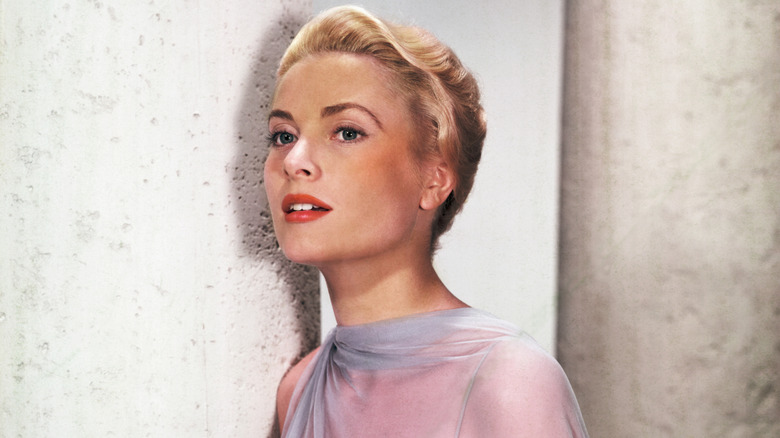 Grace Kelly klädd i en blå klänning 