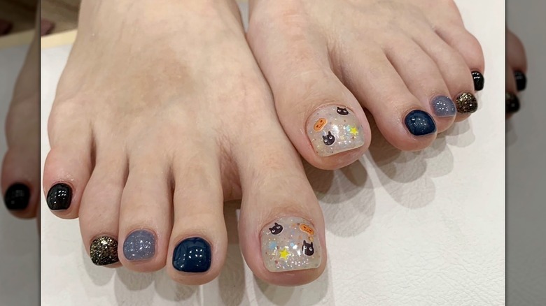 Glittrig pedikyr med Halloween-tema