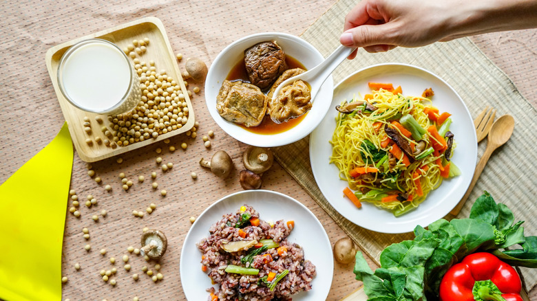 En hand som öser upp vegetarisk mat ur en skål
