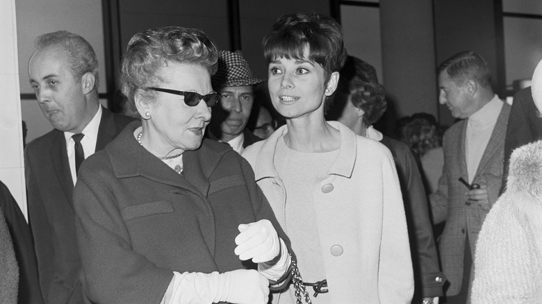 Audrey Hepburn och hennes mamma Ella van Heemstra avbildade bära peacoats före Oscarsgalan 1965