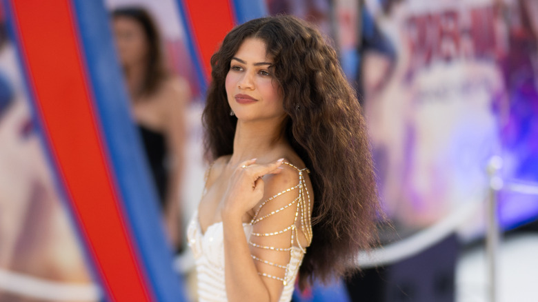 Zendaya med voluminösa lockar