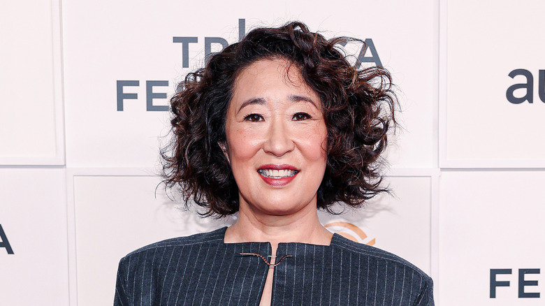 Sandra Oh bär rött läppstift