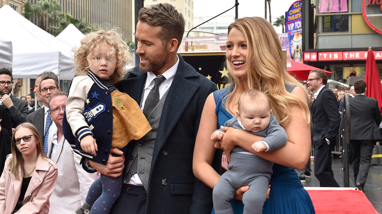 Ryan Reynolds och Blake Lively med två av sina döttrar på röda mattan 2016.