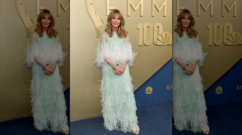 Jaclyn Smith klädd i en havsskumgrön fjäderklänning från Monique Lhuillier på röda mattan vid Emmy Awards 2026.