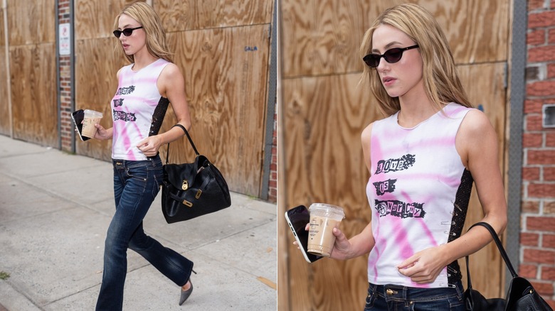 Lili Reinhart klädd i en grafisk t-shirt och jeans den 19 september 2026
