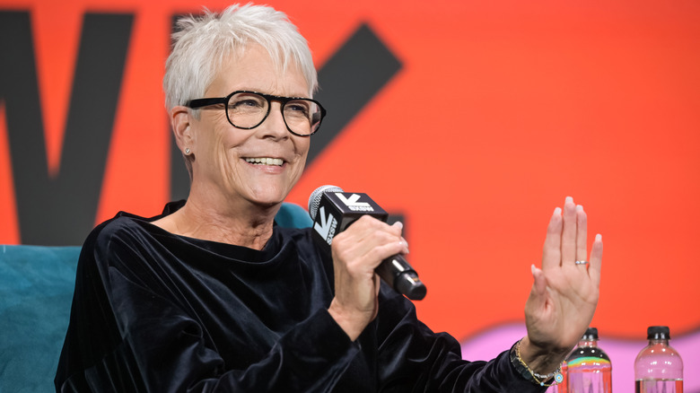Jamie Lee Curtis pratar