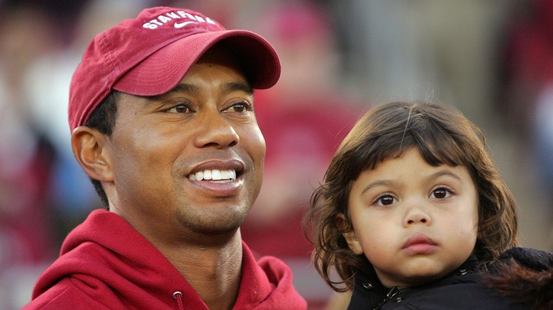 Tiger Woods håller småbarnsdottern Sam Woods i en svart jacka med sitt bruna hår nere när hon gick på en fotbollsmatch i Stanford 2009.