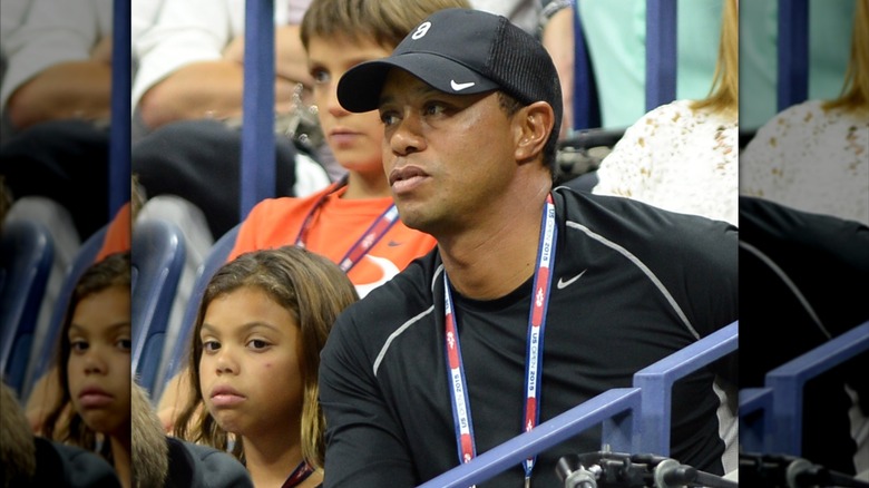 Sam Woods bär ner sitt bruna hår när hon deltog i US Open med Tiger Woods i New York City 2015.