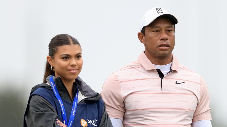 Sam Woods bär håret i en hästsvans med en mittdel och små ringörhängen med en grå jacka när hon deltog i PNC Championship i Orlando, Florida 2023.