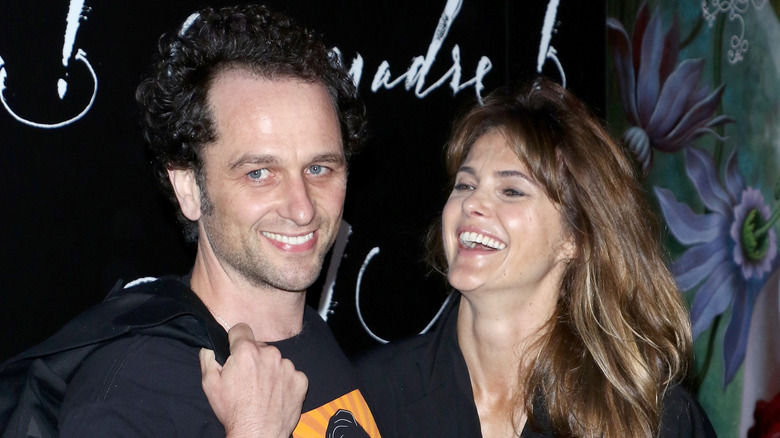 Matthew Rhys och Keri Russell ses skratta medan de poserar tillsammans på röda mattan