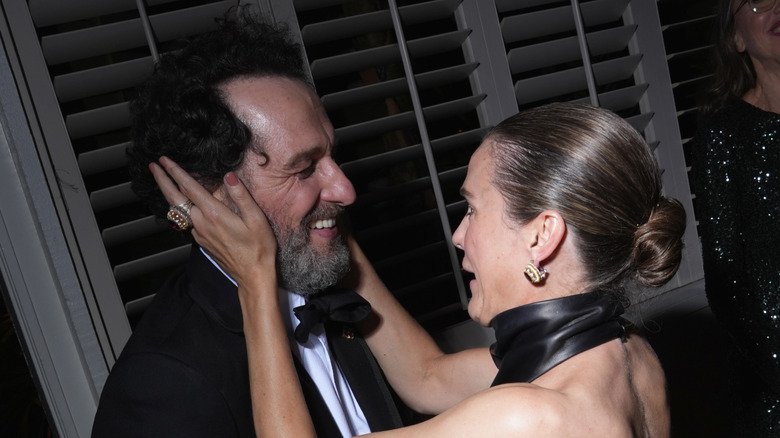 Matthew Rhys och Keri Russell är på bild när de firar backstage på Emmy-galan