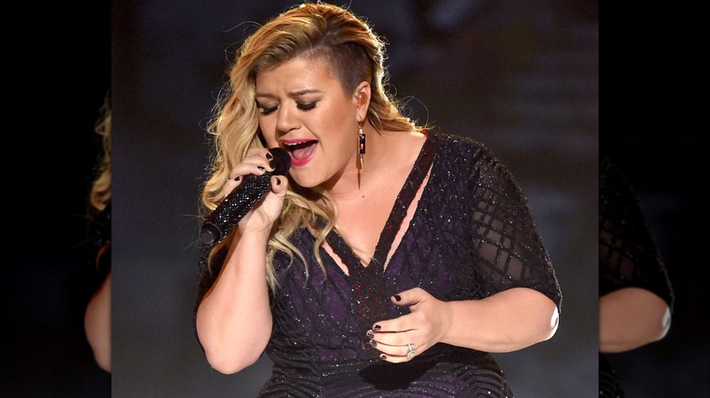 Kelly Clarkson med en rakad undercut uppträder på scen 2015