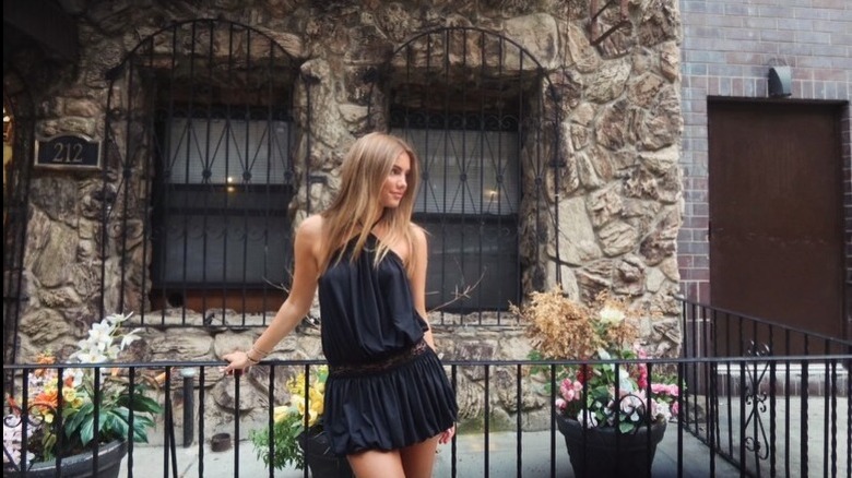Willow White bär en svart miniklänning i New York