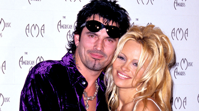 Tommy Lee och Pamela Anderson gosar på ett event.
