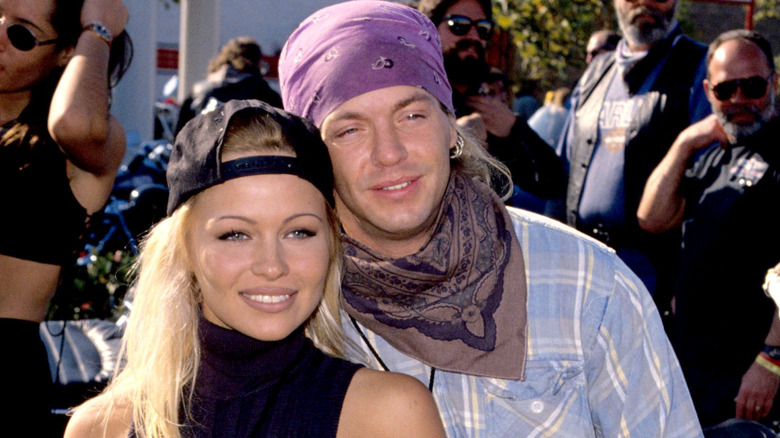 Pamela Anderson och Bret Michaels på ett evenemang.