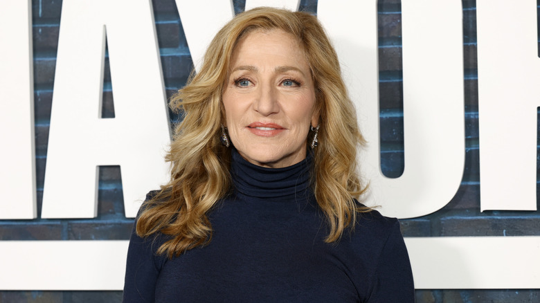 Edie Falco poserar