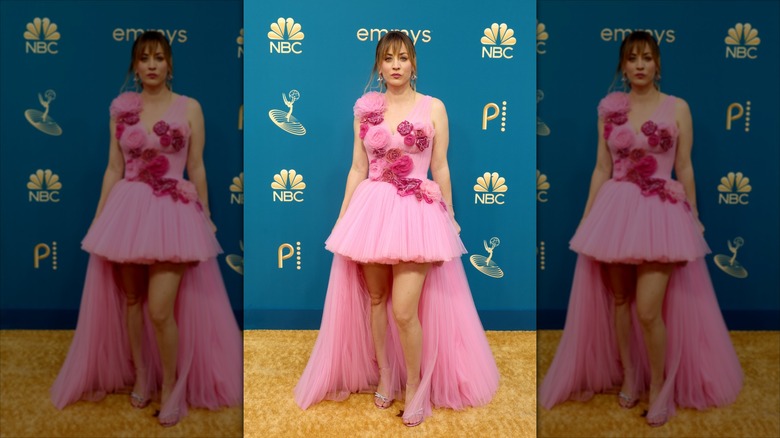 Kaley Cuoco poserar i en rosa klänning i tyll med en dramatisk hög-låg fåll