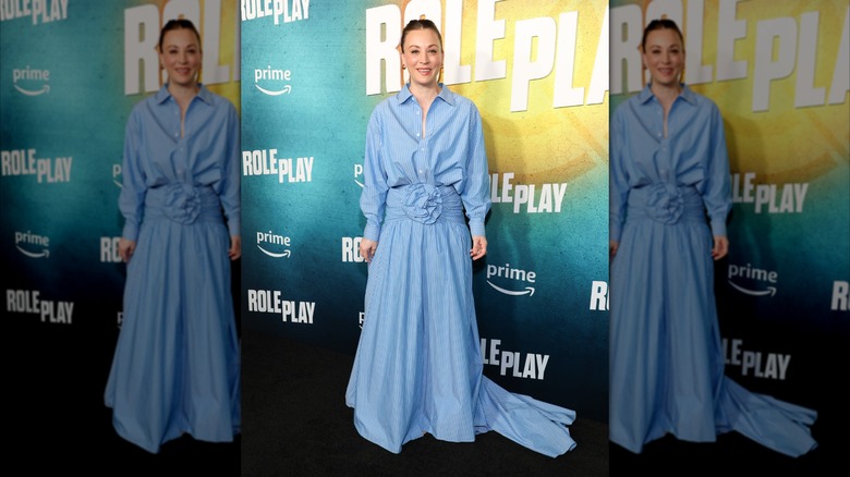 Kaley Cuoco ler iklädd en pinstripe skjortklänning i babyblått