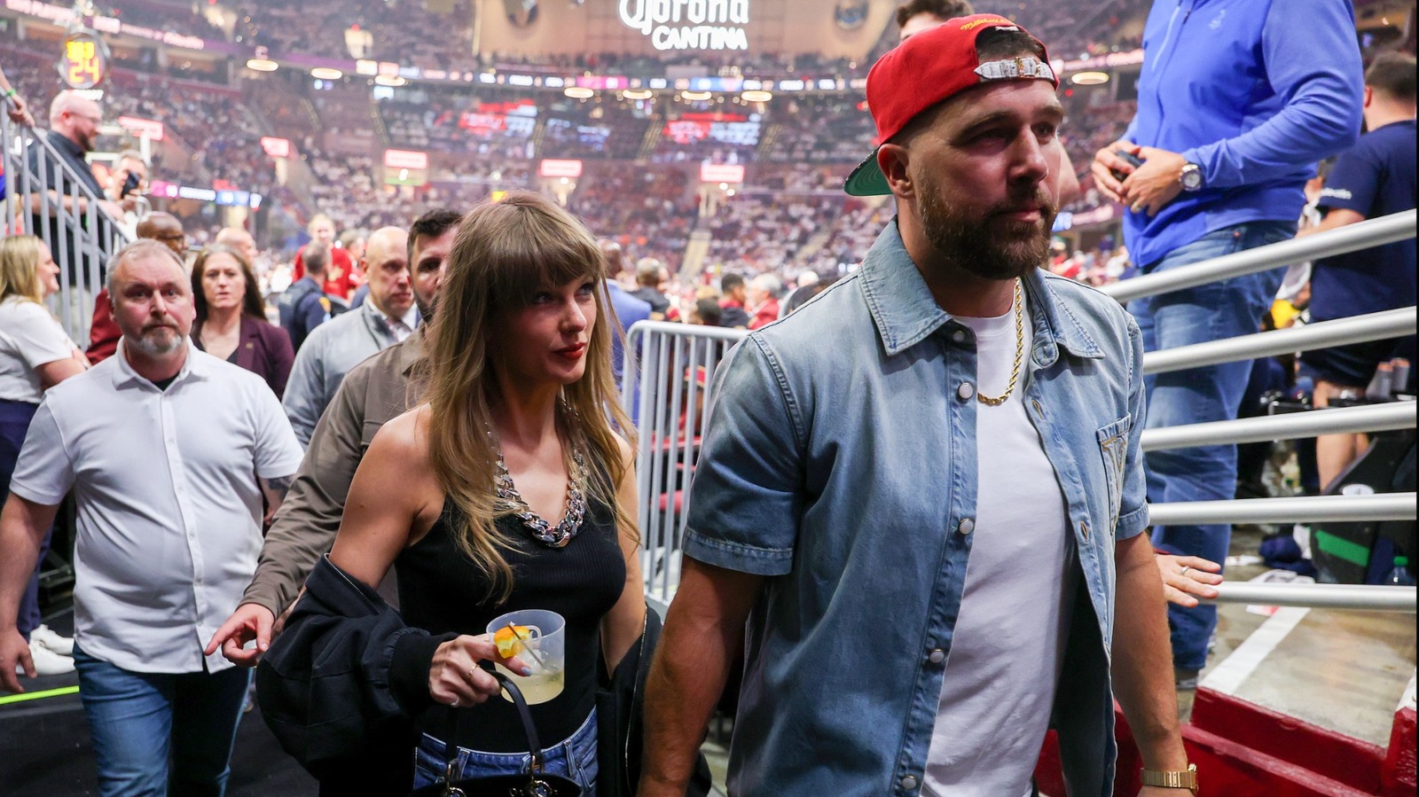 Taylor Swifts hängivna gest till Travis Kelce bevisar att handlingar räknas i kärlek, inte i ord