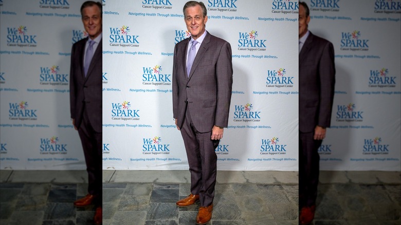 Billy Gardell poserar i kostym