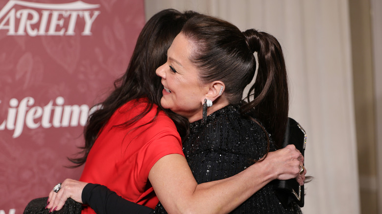 Melissa McCarthy och Lauren Graham kramas på Varietys 2026 Power of Women